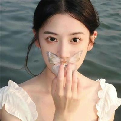 公园长椅上的盖伊与玛德琳